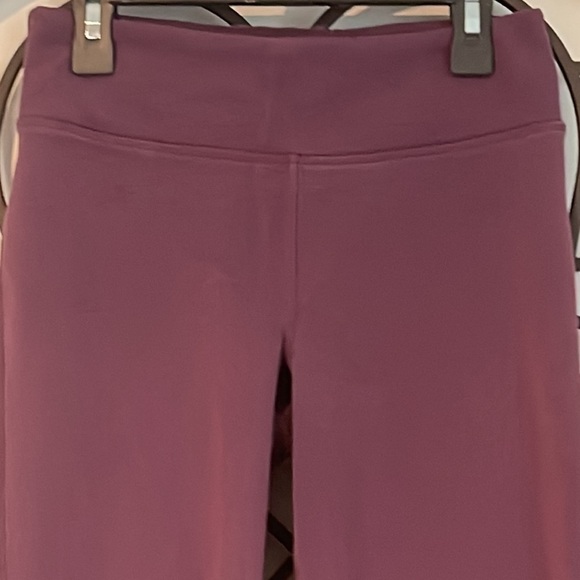 FREE PEOPLE MOVEMENT CROPPED CUTOUT LEGGINGS PLUM SIZE EXTRA SMALL - Picture 2 of 8
